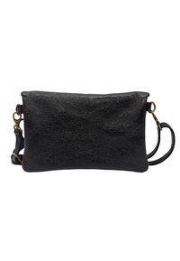 Pochette en cuir noir avec une finition texturée, de forme rectangulaire plate, avec une bandoulière amovible et des accents en métal doré.