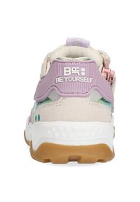 Sneaker met een pastel kleurenschema, voorzien van een gestructureerd bovenwerk, een rubberen zool en een hielband met "BE YOURSELF" in het wit.