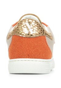 Sneaker in suede arancione e rete beige con un'accorta dorata maculata sul tallone. Suola in gomma bianca e dettaglio del logo sul retro. Design con punta rotonda.