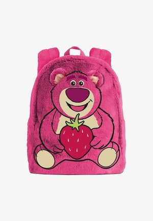 Mochila de peluche rosa con un personaje de oso que sostiene una fresa, con orejas redondas y detalles faciales bordados. Incluye correas ajustables.