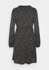 Czarna sukienka w kwiaty z długimi bufkami, elastycznym pasem w talii i rozproszonym wzorem małych białych, różowych i żółtych kwiatków.