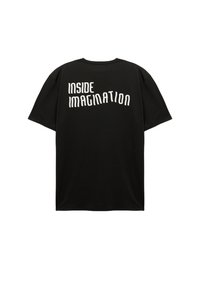 Sort bomulds-T-shirt med løs pasform, præget af fed hvid tekst "INSIDE IMAGINATION" trykt i forskellige skrifttyper på bagsiden.