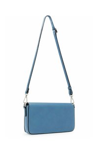 Bolsa de hombro de cuero texturizado azul con ribete negro, de forma rectangular elegante y correa ajustable. Cerrada con un broche plateado.