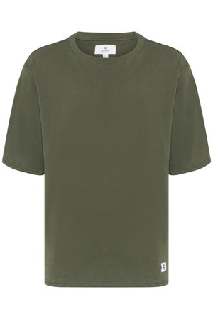 Maslinasto zelena pamučna majica, kratki rukavi, okrugli izrez, opušteni kroj. Ima suptilnu oznaku brenda na donjoj strani. Mekana tekstura.