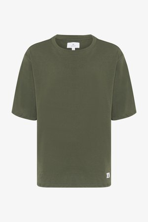 Maslinasto zelena pamučna majica, kratki rukavi, okrugli izrez, opušteni kroj. Ima suptilnu oznaku brenda na donjoj strani. Mekana tekstura.