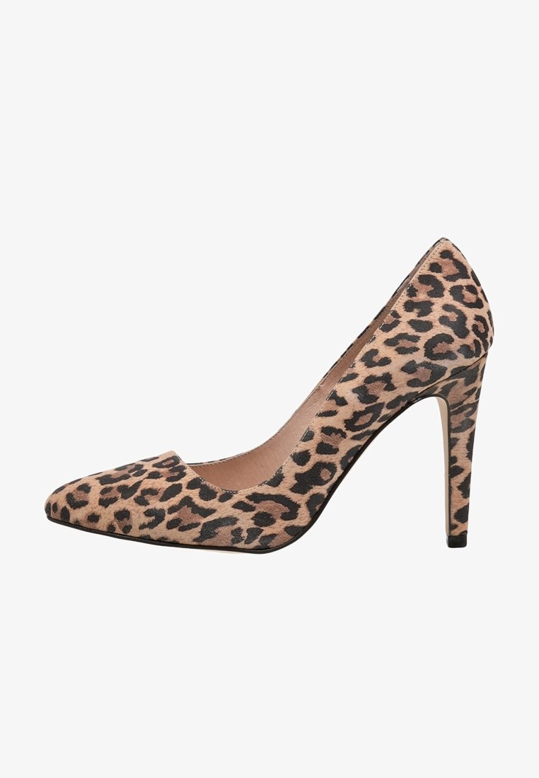 Escarpin à talon haut pointu avec motif léopard marron et noir et talon fin.