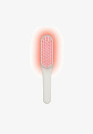Weiße Haarbürste mit einem rechteckigen Kopf, der über rosa Silikonborsten, einen strukturierten Griff und einen sanften Glanz um die Kanten verfügt.