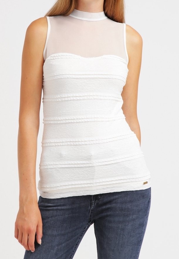 Top bianco senza maniche con collo alto trasparente e righe orizzontali testurizzate. Presenta una silhouette aderente e un sottile accento del marchio.