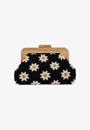 Bolso de mano negro con un patrón floral que presenta margaritas blancas con centros amarillos. Incluye un marco de madera y tela texturizada.