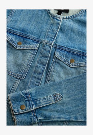 Hellblaues Jeansjacke mit zwei Brusttaschen, metallischen Knöpfen und kontrastierenden Nähten. Verfügt über einen abgerundeten Kragen und lange Ärmel.