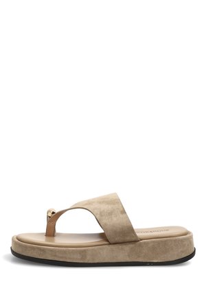 Sandalia de plataforma beige de ante con una banda ancha y separador para el dedo, suela negra y plantilla acolchada, vista lateral sobre un fondo blanco.