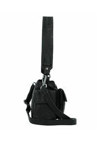 Sac à épaule en cuir noir avec une finition texturée, une bandoulière réglable, des ferrures en argent et une poche latérale. Design compact avec une forme robuste.