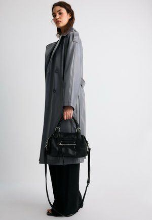 Stradivarius, BRAIDED HANDLE BOWLING BAG - Handbag - black