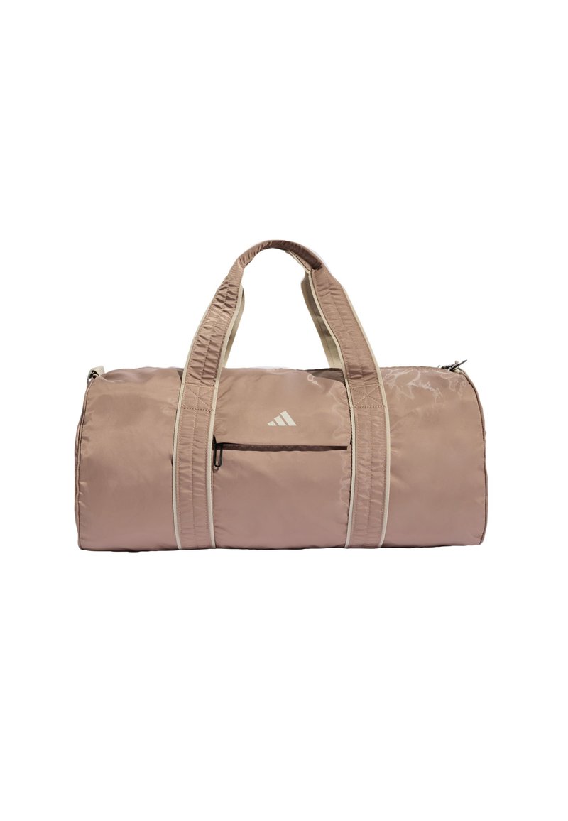 Sac de sport rose clair en nylon lisse, doté de deux poignées solides, d'une poche zippée à l'avant et d'accents crème contrastants.