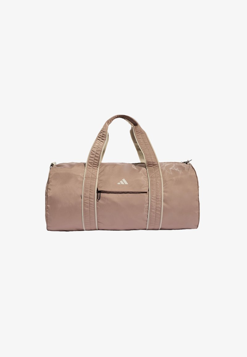 Lyserød sportsbag lavet af glat nylon, med to robuste håndtag, en frontlomme med lynlås og kontrasterende cremefarvede detaljer.