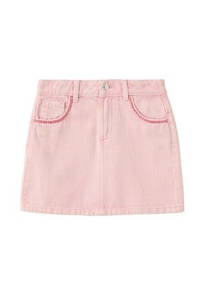 Mini-jupe en denim rose clair avec boutons sur le devant, passants pour ceinture, deux poches frontales et coutures décoratives autour des poches.