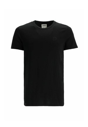 Juodas medvilnės marškinėliai su apvalia apykakle, trumpomis rankovėmis ir mažuoju išsiuvinėtu kvadratiniu logotipu kairėje krūtinės pusėje. Lygus paviršius.