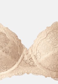 Lace beha in nude kleur met geschulpte randen, subtiele bloempatronen en een klein strikdetail in het midden. Glad aanvoelende textuur.