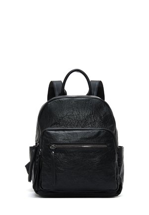 Sac à dos en cuir noir avec une finition texturée, deux bretelles, une poignée supérieure et une poche zippée à l'avant pour le rangement.
