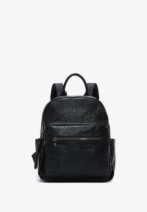 Sac à dos en cuir noir avec une finition texturée, deux bretelles, une poignée supérieure et une poche zippée à l'avant pour le rangement.