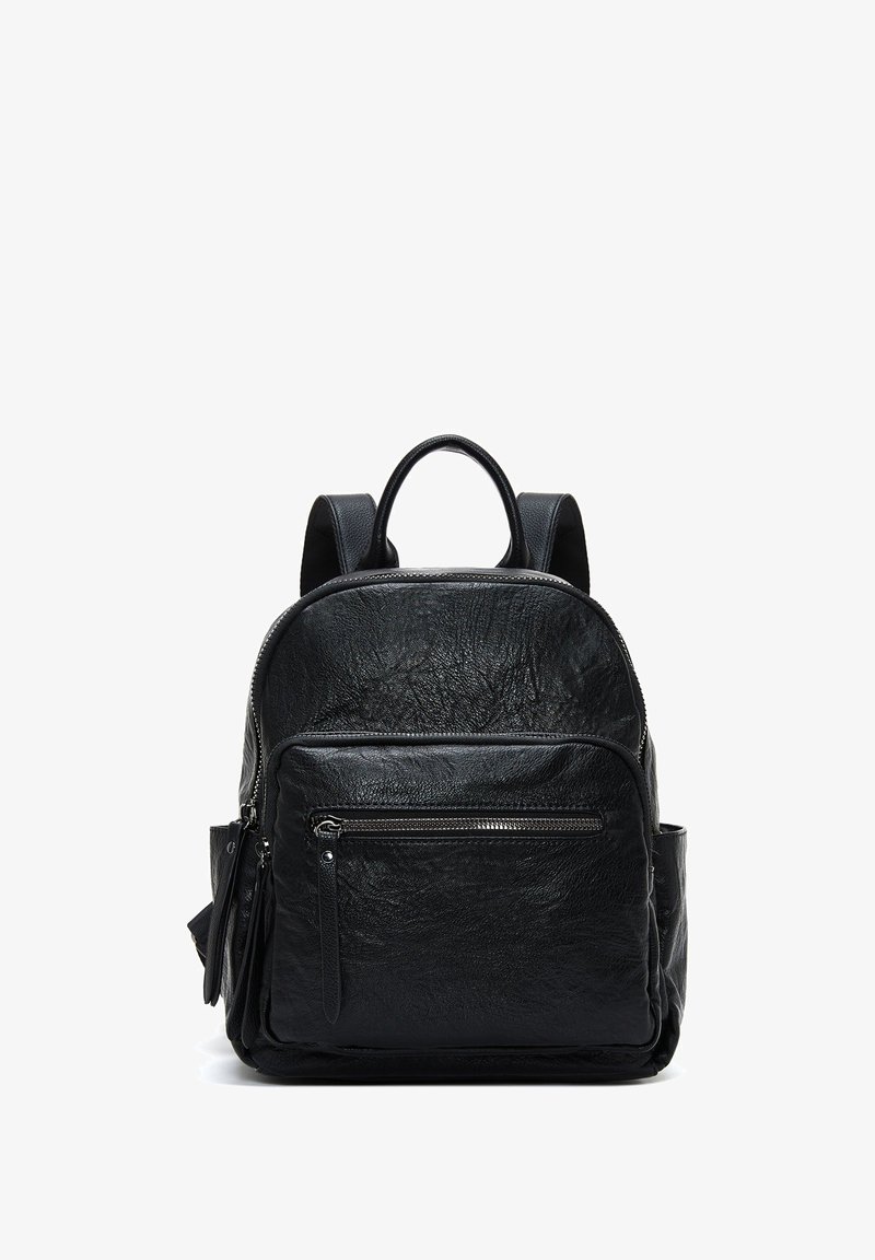 Mochila de cuero negro con un acabado texturizado, doble correa de hombro, un asa en la parte superior y un bolsillo frontal con cremallera para almacenamiento.