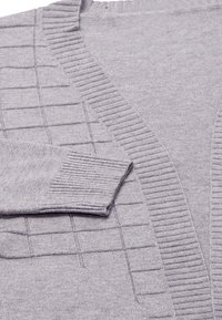 Grijze gebreide cardigan met een V-hals, voorzien van ribben accenten en een gestructureerd ruitpatroon. Zacht materiaal met lange mouwen.