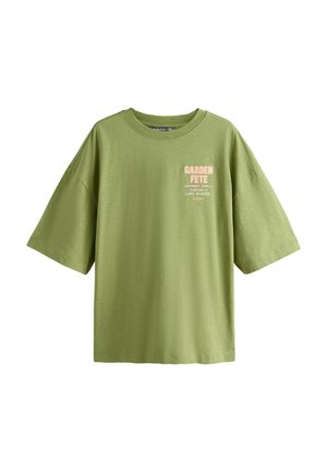 Olivgrünes T-Shirt mit kurzen Ärmeln, rosa Schriftzug „GARDEN FETE“ und kleiner weißer Schrift auf der linken Brustseite.