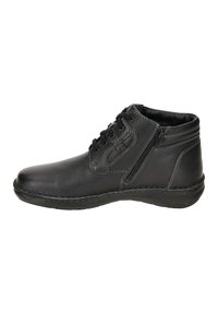 Botas de tobillo de cuero negro con una textura suave, diseño con cordones, cremallera lateral y detalle de costura en contraste a lo largo de las costuras.