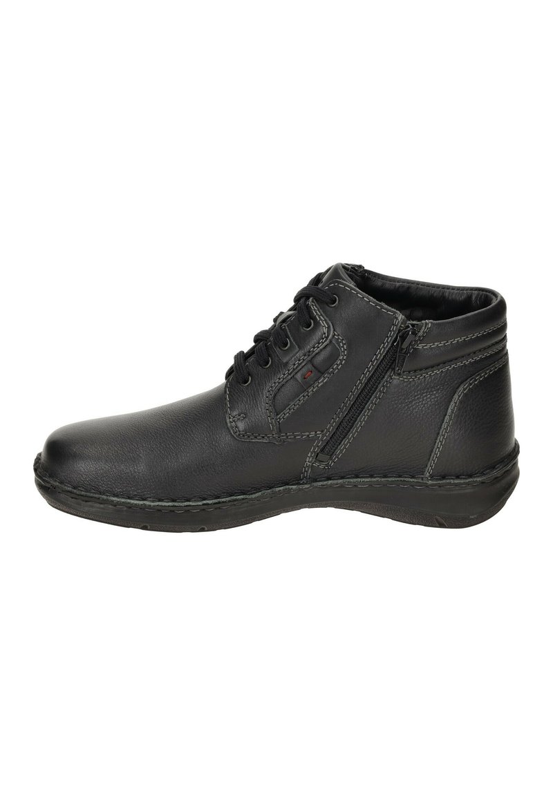 Botas de tobillo de cuero negro con una textura suave, diseño con cordones, cremallera lateral y detalle de costura en contraste a lo largo de las costuras.