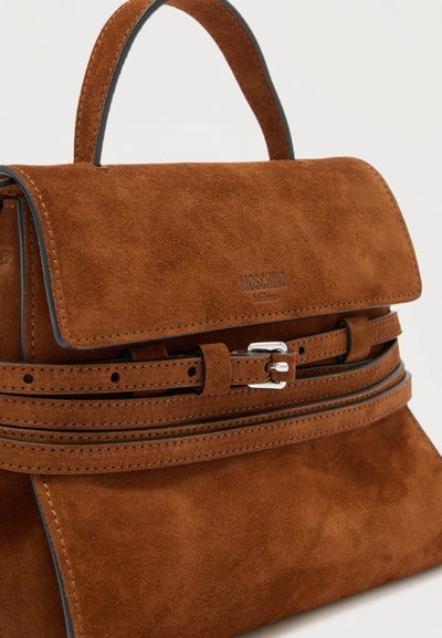 Καφέ σουέντ τσάντα χειρός με κορυφαία λαβή, αναδιπλούμενο καπάκι, λεπτή ρυθμιζόμενη ζώνη και διακριτικό ανάγλυφο λογότυπο Moschino Milano.