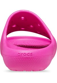 Ciabatte Crocs di colore rosa brillante con design aperto sulla punta, imbottitura testurizzata e fori di ventilazione sulla cinghia, viste da dietro.