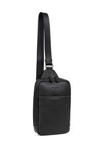 Borsa a tracolla in pelle nera con superficie texturizzata, tracolla regolabile e chiusura con zip. Presenta una tasca frontale e bordi lisci.