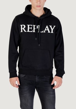 Sort hættejakke med hvid "REPLAY" logo, snoretræk til hætten, frontlomme, lange ærmer og ribbede manchetter og kant.