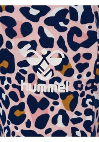 Leopardmönster tyg i rosa, marinblå och senapsgula färger med en vit "hummel"-logotyp. Texturen har ett ribbat mönster genom hela.