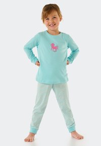 Hellblaues Schlafanzugset mit einem langärmligen Oberteil, das ein pinkfarbenes Einhorn-Motiv zeigt, und gestreiften Hosen in gedämpftem Blau und Weiß. Weiches Material.