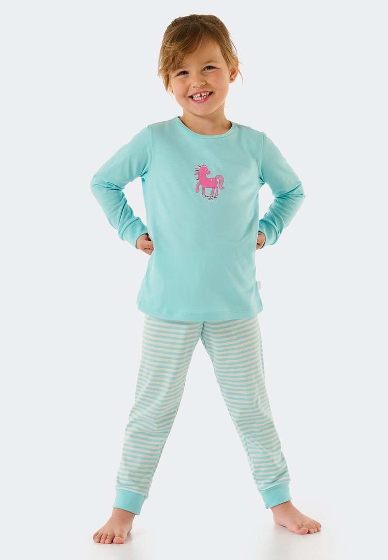Hellblaues Schlafanzugset mit einem langärmligen Oberteil, das ein pinkfarbenes Einhorn-Motiv zeigt, und gestreiften Hosen in gedämpftem Blau und Weiß. Weiches Material.
