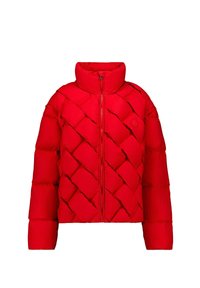 Rote Steppjacke mit hohem Kragen, diamantförmiger Steppung, Reißverschluss vorne und elastischen Bündchen. Glatte, gepolsterte Textur.