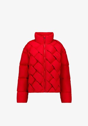 Rode pufferjas met een hoge kraag, diamantvormige patroonstiksels, rits aan de voorkant en elastische manchetten. Gladde, gewatteerde textuur.