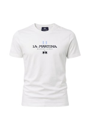 T-shirt bianca a maniche corte con collo a giro e scritta "La Martina Buenos Aires" con logo di due giocatori di polo in blu navy sul petto.