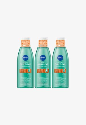 Drei türkisfarbene Kunststoffflaschen von NIVEA Derma Skin Clear Refining Toner, jede mit einem weißen Deckel und einem orangefarbenen Etikett, das die Vorteile zeigt.