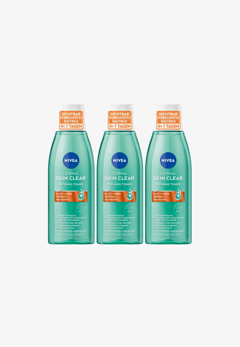 Drei türkisfarbene Kunststoffflaschen von NIVEA Derma Skin Clear Refining Toner, jede mit einem weißen Deckel und einem orangefarbenen Etikett, das die Vorteile zeigt.
