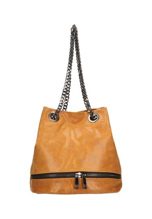 Sac fourre-tout en cuir texturé couleur beige avec une fermeture à cordon de serrage. Comprend des accessoires en métal argenté, des poignées à double chaîne et un compartiment zippé.