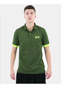 Polo verde con maniche corte, colletto, dettagli verdi fluo sulle maniche e sui bottoni, e un logo sul petto.