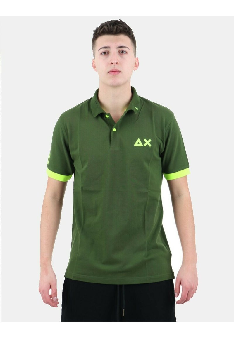 Polo verde con maniche corte, colletto, dettagli verdi fluo sulle maniche e sui bottoni, e un logo sul petto.