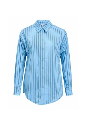 Chemise bleu clair à manches longues avec rayures verticales foncées et col pointu, présentée sur un fond blanc uni.