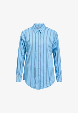 Chemise bleu clair à manches longues avec rayures verticales foncées et col pointu, présentée sur un fond blanc uni.