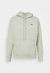 Felpa verde chiaro con tasca frontale, cappuccio con cordino e piccolo logo rosso Levi's sul petto. Materiale morbido in misto cotone.