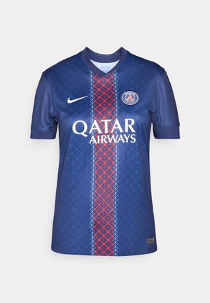 Marineblauwe voetbalshirt van gladde stof, met een geometrisch patroon, rode en witte verticale streep en het logo van "QATAR AIRWAYS".