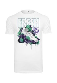 Hvit bomulls T-skjorte med grafisk trykk av hvite sneakers omkranset av grønne blader og lilla druer med teksten "FRESH like that."