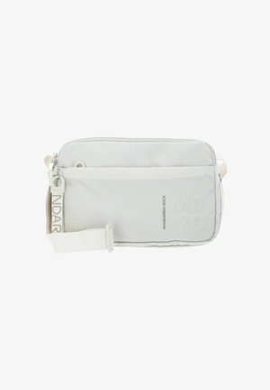 Weiße Textilschultertasche mit rechteckiger Form, verfügt über eine vordere Reißverschlusstasche, verstellbaren Riemen und ein geprägtetes Logodetail.